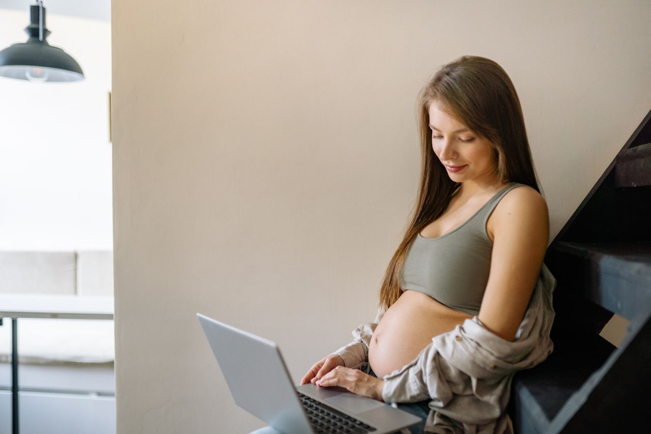 Pregnant professional woman working on laptop — maternity leave rights in India 2026